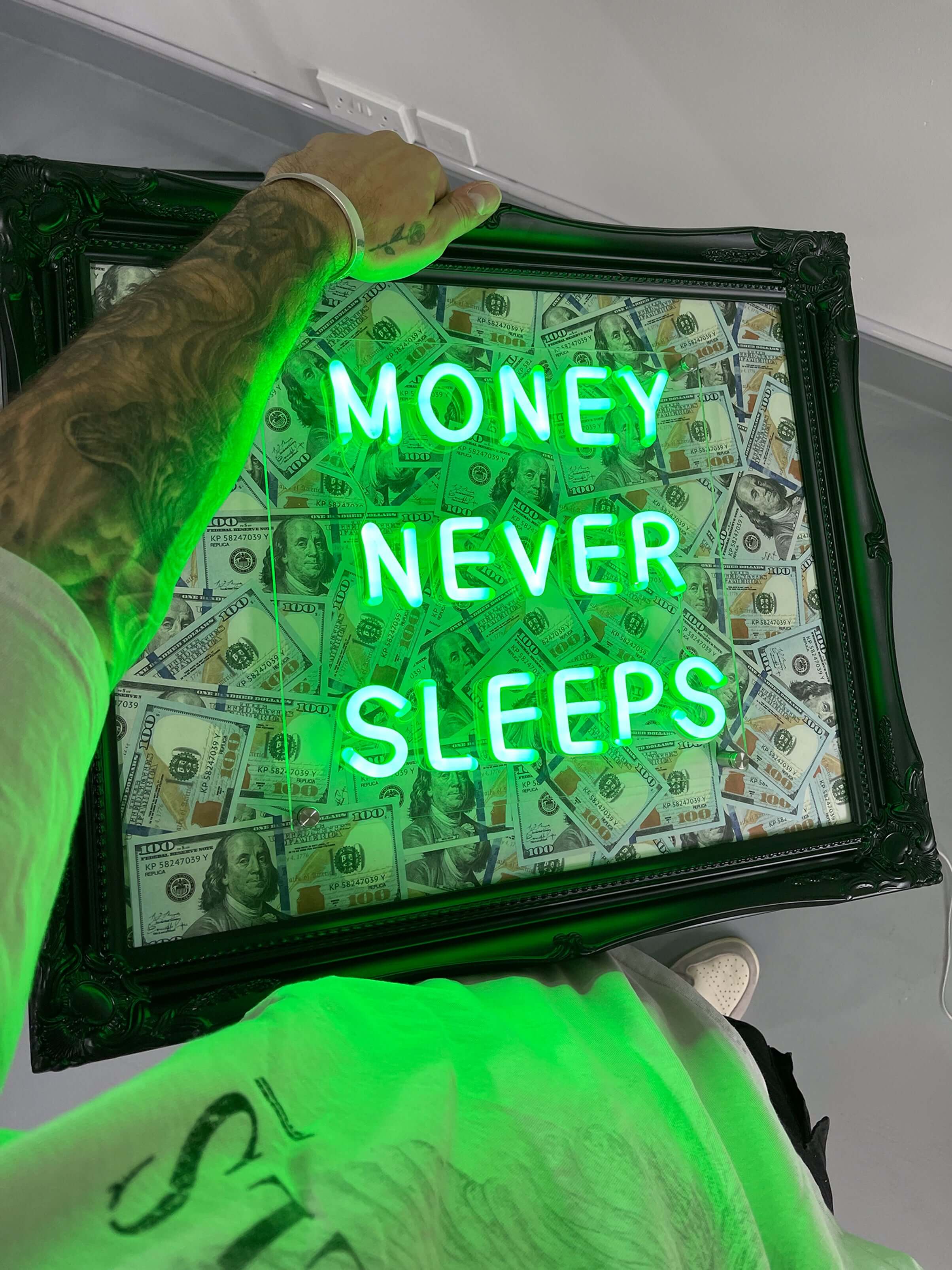 Money Never Sleeps V2 LED frame - USD - Image 6